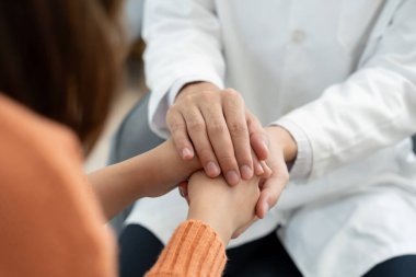 Psikiyatristler aile meselelerini tartışırken el ele tutuşuyorlar. Doktor cesaretlendiriyor ve empati kuran kadın depresyona giriyor. Psikolojik, boşanmayı kaydet, el ele, güven, araba