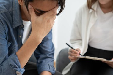 Akıl sağlığı sorunları olan bir adam danışmanlık yapıyor. Psikiyatrist tedavi için hastanın durumunu kaydediyor. teşvik, sevgi ve aile sorunu, bipolar, depresyon hastası, intiharı koru