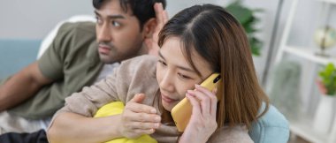 Çifte randevu, karı birini aramak için telefon kullanmak, biraz kaçamak yapmak, zina yapmak, çok eşlilik, karısının bir ilişkisi vardı. Aile sorunu, aldatma, boşanma, ayrılma.