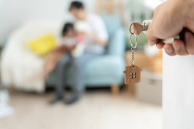 Taşınmak, taşınmak. Kapıyı açtığımda aile gülümsemesi ve yeni bir evde oyun vardı. Odanın içinde kişisel eşyalar ve mobilyalar içeren bir karton kutu vardı. Yeni daireye ya da eve taşınmak.