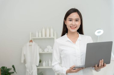 Güzellik kliniği, portre uzmanı VIP müşteriler için güzellik uzmanı, yatağı ve sandalyesi olan beyaz bir oda. Oda temiz ve düzenli, sağlık, cilt bakımı, tarz, sağlık, kozmetoloji, güzellik uzmanı