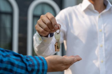 Kira, kiralama ve ev satma. Emlakçı yeni sahibi için eve gönderdi. kira, satış, kredi finans, sigorta, satıcı, dağıtıcı, taksit, satın alma, satma, taşınma