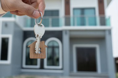 Evi satıyorum. Emlakçının elinde yeni bir ev ya da emlak için anahtar var. kira, satış, kredi finans, sigorta, satıcı, dağıtıcı, taksit, satın alma, satma, taşınma