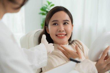 Plastik cerrahi, güzellik, cerrah ya da kadın yüzüne dokunan güzellik uzmanı, yüz şeklinin değiştirilmesini içeren cerrahi prosedür, doktor hastanın yüzünü muayene eder, tıbbi yardım, sağlık