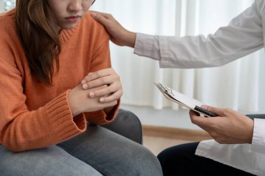 Hayat ve aile meselelerini tartışırken psikiyatrist omuzlarını tutuyor. Doktor cesaretlendiriyor ve empati kuran kadın depresyona giriyor. Psikolojik, boşanmayı kaydet, el ele, güven, ilgi