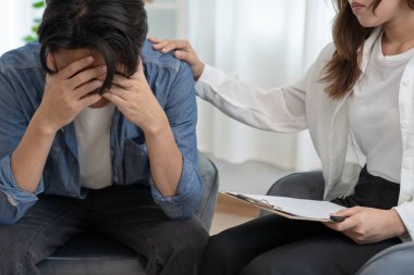 Psikiyatrist, hayat ve aile meselelerini tartışırken endişeli hissediyor. Doktor cesaretlendiriyor ve empati kuran kadın depresyona giriyor. Psikolojik, boşanmayı kaydedin, el ele tutuşun.