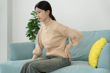 Kadın belini tutuyor ve dayanılmaz ağrılar çekiyor. Sağlık ve sorunlar, kronik sırt ağrısı, ofis sendromu, skolyoz, bel fıtığı, kas iltihabı.