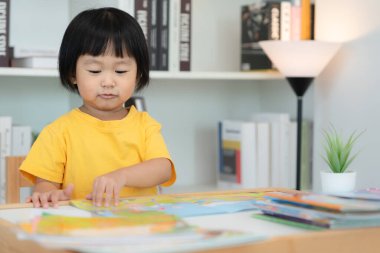 Mutlu Asyalı çocuklar rahatlayın ayı bebek için masal kitabı okuyun. Kızım ve bir hikaye okuyordum. öğrenim geliştirme, çocuk bakımı, eğitim, hikaye anlatma, uygulama, hayal etme, bağımlılık azaltma mobil ph