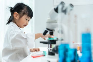 Çocuk Bilimci Eğitimi Laboratuvarda Bilimsel. Tıbbi çocuk eğitimi, biyoteknoloji, keşfet, hayal et, yürütme işlevi, çocuk, eğitim, zeka oranı, duygusal katsayısı