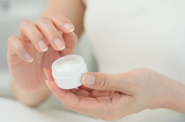 İyi cilt bakım kremi iyi cilt için kullanılır. Sağlıklı bir kadın yüzüne krem sürün ve makyaj yapın. Cilt kremi reklamı, kırışıklık önleyici, bebek yüzü, beyazlatma, nemlendirici.