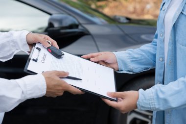 Kira, kiralık araba, satış, alım. Satış şirketi, sözleşme ve araba anahtarlarını imzalaması için yeni sahibine gönderir. Satışlar, kredi kredisi finans, kira aracı, sigorta, kiralama, satıcı, satıcı, taksit, araba bakımı işi