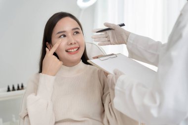 Estetik ameliyat, Asya gülümsemesi ve ameliyattan sonra mutlu olmak, burun şeklini değiştiren cerrahi prosedür, doktor burun ameliyatından önce hastanın burnunu muayene eder, tıbbi yardım, sağlık...