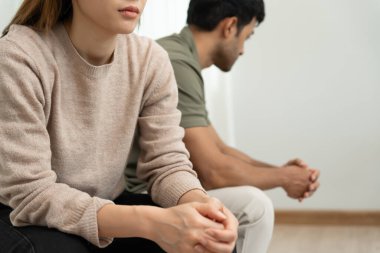 Kavgalar. Çiftler evlendikten sonra çaresiz ve hayal kırıklığına uğrarlar. Karı koca kavgalar yüzünden üzgün, üzgün ve hayal kırıklığına uğramış durumdalar. Güvensizlik, aşk sorunları, ihanetler. aile sorunu.