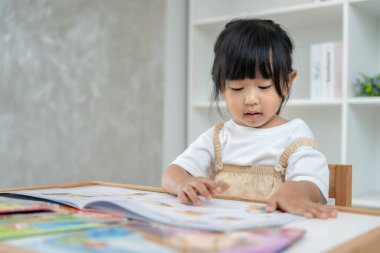 Mutlu Asyalı çocuklar rahatlayın ayı bebek için masal kitabı okuyun. Kızım ve bir hikaye okuyordum. öğrenim geliştirme, çocuk bakımı, eğitim, hikaye anlatma, uygulama, hayal etme, bağımlılığı azaltma cep telefonu