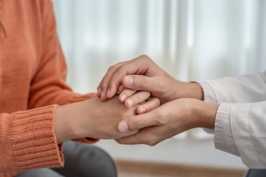 Psikiyatristler aile meselelerini tartışırken el ele tutuşuyorlar. Doktor cesaretlendiriyor ve empati kuran kadın depresyona giriyor. Psikolojik, boşanmayı kaydet, el ele, güven, araba
