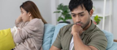 Boşanma. Asyalı çiftler evlendikten sonra çaresiz ve hayal kırıklığına uğrarlar. Karı koca kavgalar yüzünden üzgün, üzgün ve hayal kırıklığına uğramış durumdalar. Güvensizlik, aşk sorunları, ihanetler. Aile sorunu, gençlik aşkı