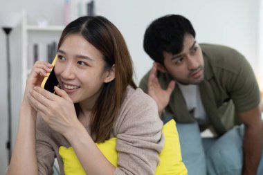 Çifte randevu, karı-koca telefon sohbeti, biraz kaçamak, zina, çok eşlilik, karısının bir ilişkisi vardı. Aile sorunu, aldatma, boşanma, ayrılma