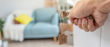 Taşınmak, taşınmak. Yeni dairede adam kapıyı açıyor. Yeni evine taşın. Emlak al ya da kirala. konut kirası, kiralık mülk, yeni ev sahibi, yatırım, konut, kredi, ipotek