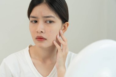 Kadın yüz dermatolojisi, rosacea dermatiti, alerjik steroitler, hassas cilt, güneş yanığı, sivilce, kuru deri, büyük gözenekler, kızarıklık, donuk, çil, kırışıklık, cilt sorunu,