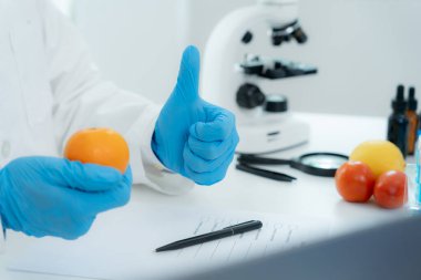 Bilimadamları laboratuvarda meyve artıklarında kimyasal madde bulunmayacağını garanti ediyorlar. Kontrol uzmanları kimyasal kalıntıların konsantrasyonunu incelerler, standart, yasaklı maddeleri bulur, kirletir, mikrobiyolog