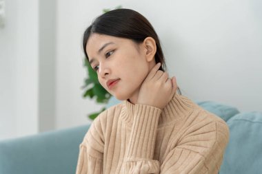 Karpal tünel sendromu ya da bilek eklemi iltihabı olan bir kadın. Ofis sendromundan dolayı el kası iltihabı.