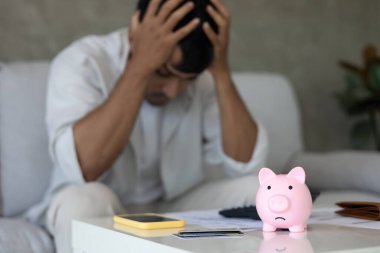 Borç alışverişi, borç işi, büyük faturalar veya faturalar harcamaları ve kredi kartı borçlarını ödeyecek para yok. kıtlık, mali sorun, iflas, mortgage, kredi, iflas, yoksul, boş cüzdan 