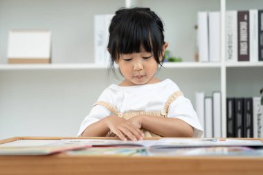 Mutlu Asyalı çocuklar rahatlayın ayı bebek için masal kitabı okuyun. Kızım ve bir hikaye okuyordum. öğrenim geliştirme, çocuk bakımı, eğitim, hikaye anlatma, uygulama, hayal etme, bağımlılığı azaltma cep telefonu