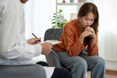 Akıl sağlığı sorunları danışmanlık yapmaktır. Psikiyatrist tedavi için hastanın durumunu kaydediyor. teşvik, sevgi ve aile sorunu, bipolar, depresyon hastası, intiharı koru