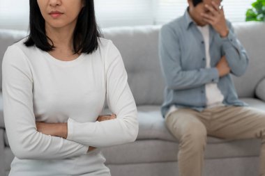 Boşanma. Asyalı çiftler evlendikten sonra çaresiz ve hayal kırıklığına uğrarlar. Karı koca kavgalar yüzünden üzgün, üzgün ve hayal kırıklığına uğramış durumdalar. Güvensizlik, aşk sorunları, ihanetler. Aile sorunu, gençlik aşkı