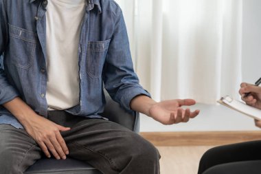 Adam mahrem yerlerin önünde el ele tutuşup rahatsızlık duyuyor ve doktora danışıyor. Zührevi, testis kanseri. Mesane sorunları, ereksiyon bozukluğu, erken boşalma, prostat kremi.