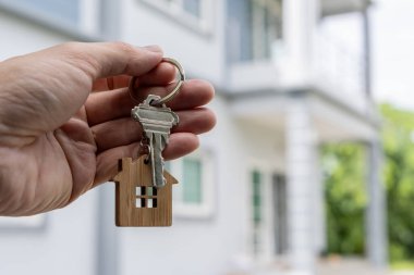 Kira, kiralama ve ev satma. Emlakçının elinde yeni bir ev ya da emlak için anahtar var. Kira evi, Satış, Kredi Finansı, Sigorta, Satıcı, Satıcı, Taksit, Satın al, Sat, Taşı