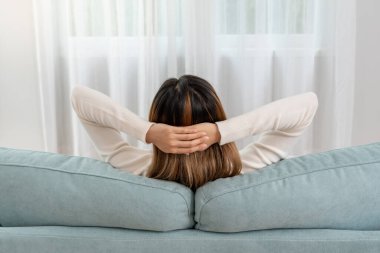 Neşeli genç Asyalı kadınlar kanepede oturur ve tatilin tadını çıkarırlar, eğlenirler, müzik dinlerler, kolunu kaldırırlar, en sevdiği şarkıyla dans ederler, güzel soundtrack 'lerin keyfini çıkarırlar, mutlu bir hayat, eğlence.