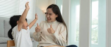 Anneler günü, mutlu anne küçük kızla oynuyor. Komik aile evde mutlu ve heyecanlı. Anne ve kızı birlikte vakit geçirirken eğleniyorlar. tatil, hafta sonu, IQ, EQ, meditasyon