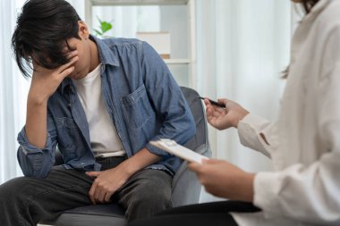 Adam mahrem yerlerin önünde el ele tutuşup rahatsızlık duyuyor ve doktora danışıyor. Zührevi, testis kanseri. Mesane sorunları, ereksiyon bozukluğu, erken boşalma, prostat kanseri.