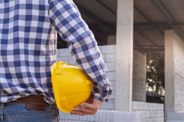 Mühendis kask emniyeti, endüstriyel fabrika. Proje sırasında müteahhit ve müfettiş teftiş inşaatı. Sivil Forman kalite güvencesini kontrol ediyor.