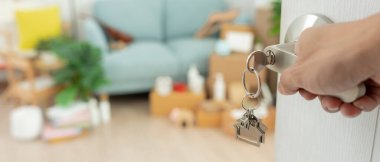 Taşınmak, taşınmak. Adam yeni daire için anahtarlık kullanıyor. Yeni evine taşın. Emlak al ya da kirala. konut kirası, kiralık mülk, yeni ev sahibi, yatırım, konut, kredi, ipotek.