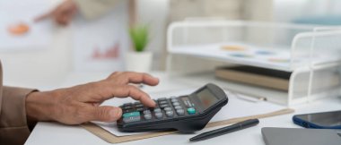 İş ekibi yardım, çalışan kadın, hesap tabloları, grafik finans gelişimi, banka hesapları, istatistik, ekonomi, veri analizi, yatırım analizi, borsa, gelir oranları hesaplar