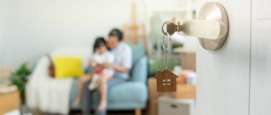 Taşınmak, taşınmak. Kapıyı açtığımda aile gülümsemesi ve yeni bir evde oyun vardı. Odanın içinde kişisel eşyalar ve mobilyalar içeren bir karton kutu vardı. Yeni daireye ya da eve taşınmak