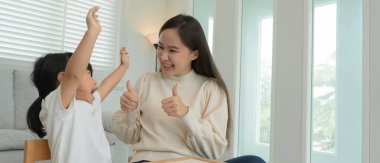 Anneler günü, mutlu anne küçük kızla oynuyor. Komik aile evde mutlu ve heyecanlı. Anne ve kızı birlikte vakit geçirirken eğleniyorlar. tatil, hafta sonu, IQ, EQ, meditasyon