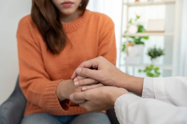 Psikiyatristler aile meselelerini tartışırken el ele tutuşuyorlar. Doktor cesaretlendiriyor ve empati kuran kadın depresyona giriyor. Psikolojik, boşanmayı kaydet, el ele, güven, ilgi