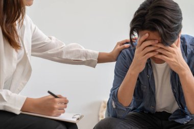 Hayat ve aile meselelerini tartışırken psikiyatrist omuzlarını tutuyor. Doktor cesaretlendiriyor ve empati kuran kadın depresyona giriyor. Psikolojik, boşanmayı kaydet, el ele, güven, araba