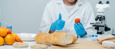 Bilimadamları, laboratuvarda meyve artıkları üzerinde kimyasal madde bulunmayacağını garanti ediyor.