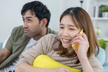 Çifte randevu, karı birini aramak için telefon kullanmak, biraz kaçamak yapmak, zina yapmak, çok eşlilik, karısının bir ilişkisi vardı. Aile sorunu, aldatma, boşanma, separa