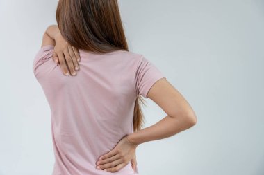 Kadın kendini tutuyor ve dayanılmaz ağrılar çekiyor. Sağlık ve sorunlar, kronik sırt ağrısı, ofis sendromu, skolyoz, bel fıtığı, kas iltihabı.