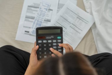 Yüklü faturaları ve faturaları olan stresli ve baş ağrısı olan bir kadın masrafları ve kredi kartı borçlarını ödeyecek parası yok. kıtlık, mali sorun, iflas, mortgage, kredi, iflas, yoksul, boş cüzdan 