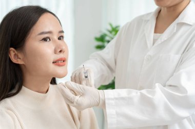 Kozmetik cerrahi, cilt beyazlatma enjeksiyonu, dolgu enjeksiyonu, cilt yenileme, güzel Asyalı kızlar güzellik kliniğinde, cilt bakımı, gözenek yenileme, kırışıklık, bebek yüzü...