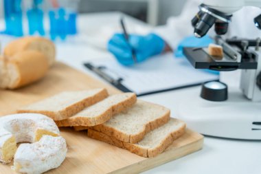 Bilimadamı kimyasalları ve mantarları laboratuvarda kontrol ediyor. Kontrol uzmanları kimyasal kalıntıların konsantrasyonunu inceliyor. Tehlike, standart, yasaklı maddeler, kirlilik, mikrobiyoloji