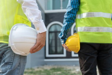 Müfettiş Mühendis ve Sahiplik Projesi yeni inşaat ve kalite güvencesi evini inceliyor. Mühendisler, mimarlar ya da irtibat görevlileri ev sahibine teslim etmeden önce evi inşa etmek için çalışıyorlar.