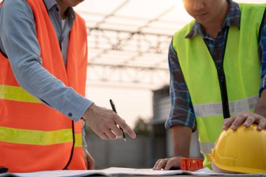 Müfettiş ya da mühendis mavi baskı kullanarak inşaat ve kalite güvencesini denetliyor. Mühendis, mimar ya da irtibat kurucu ev sahibine teslim etmeden önce evi inşa etmek için çalışır.