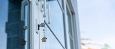 Evin kilidini açmak kapıya takılı. Kira ve satış için ikinci el ev. Sahibi el ile yeni ev için kapı ipoteğini açar, satın alır, satar, yeniler, yatırım, sahip, estat